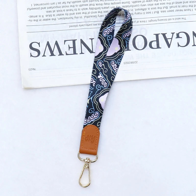 Brauner Leder-Handyhalter mit blau-weißem Muster und Metallclip