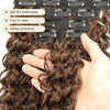Eine Hand hält dunkelbraune kinky lockige Haarverlängerungen mit Clip-in-Stücken.