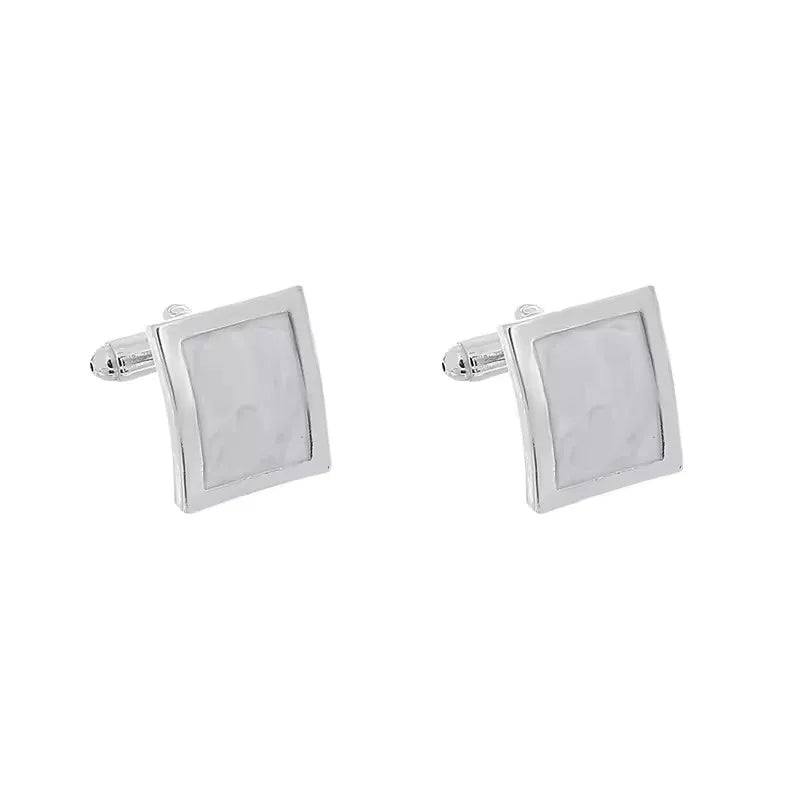 Une paire de boutons de manchette carrés rayés classiques pour hommes avec des éléments métalliques argentés.
