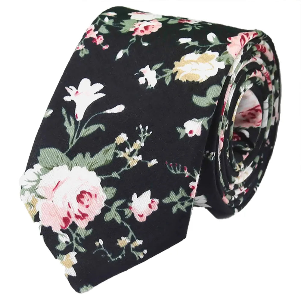 Une cravate noire à motif floral élégant avec des roses roses et crème et du feuillage vert.