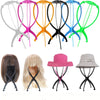 Una exhibición de varios soportes plegables para pelucas de colores y un sombrero rosa.