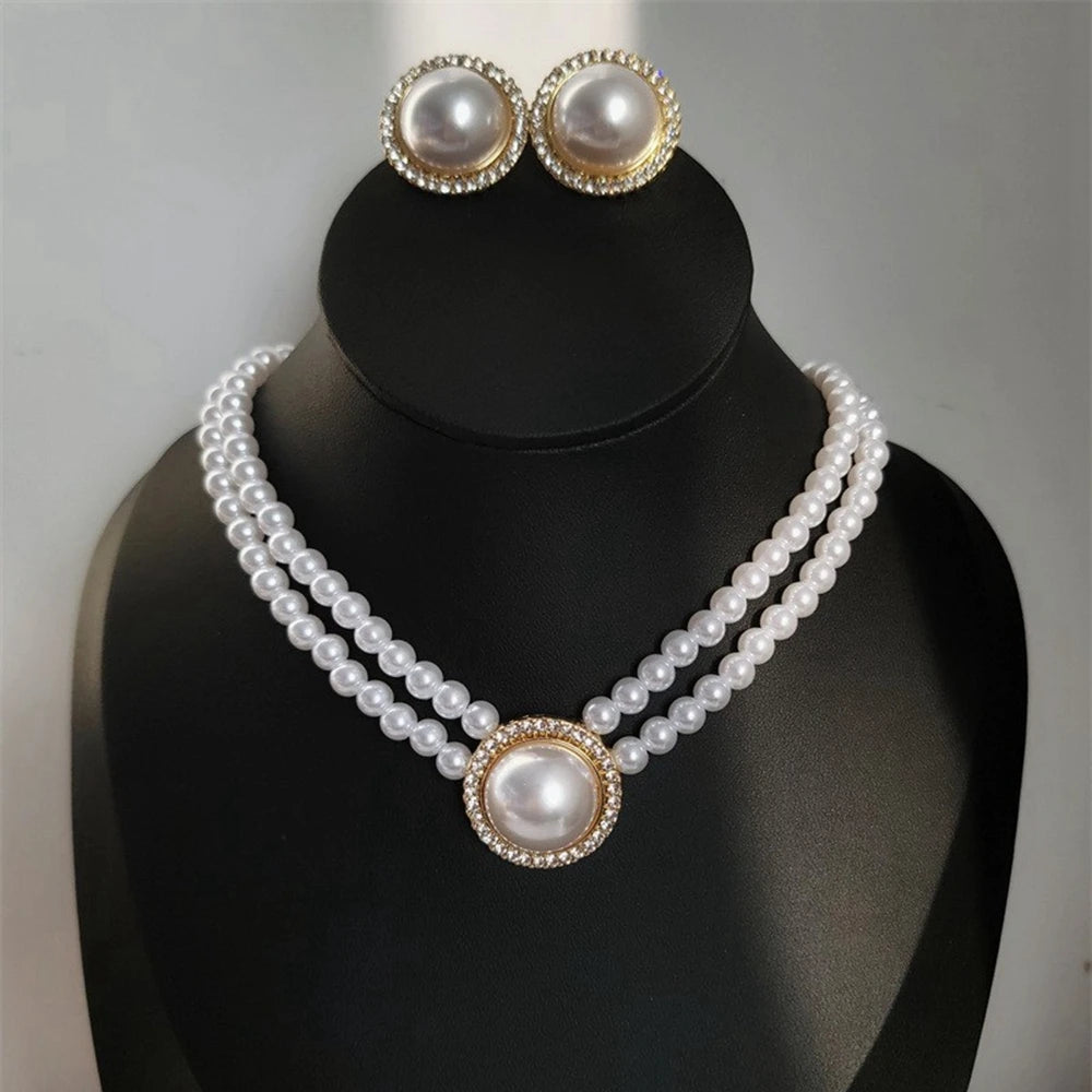 Collier et boucles d'oreilles en strass élégants présentés sur un support noir