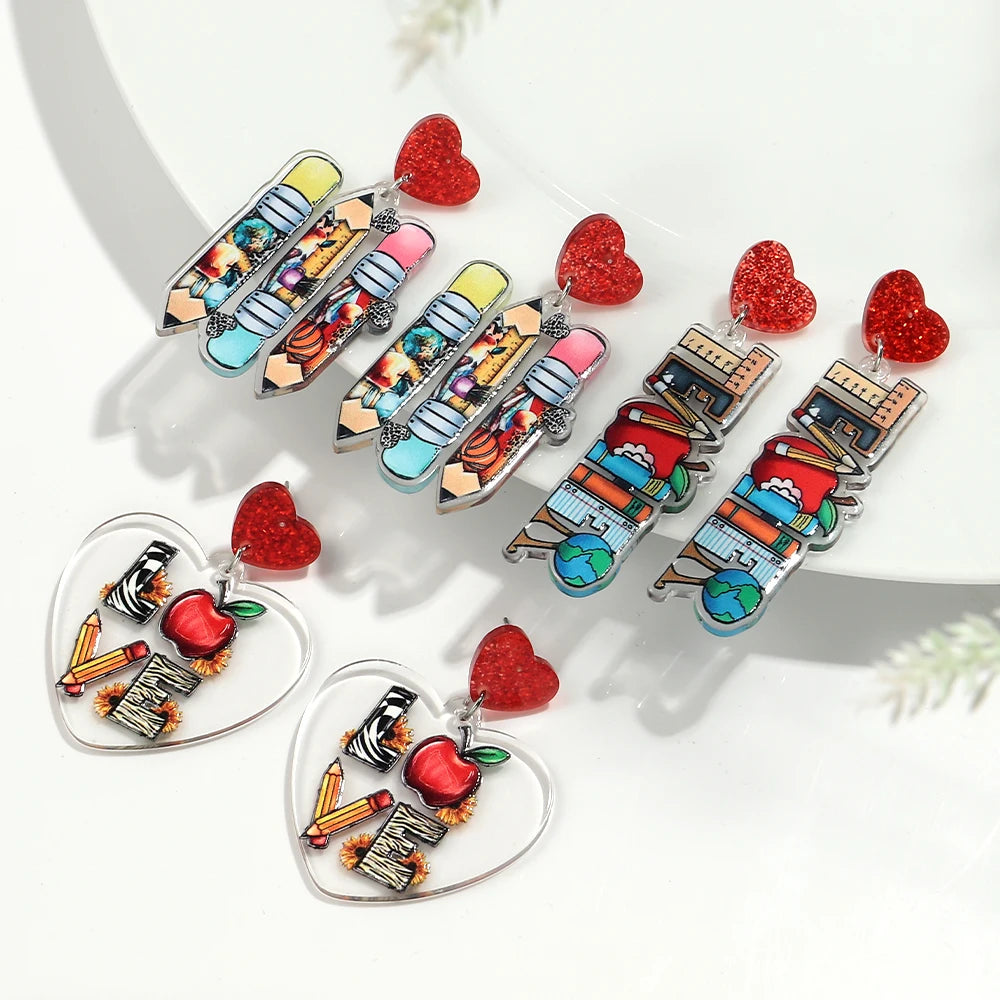 Un juego de aretes de letra de amor creativos con lápices de colores y colgantes en forma de corazón.