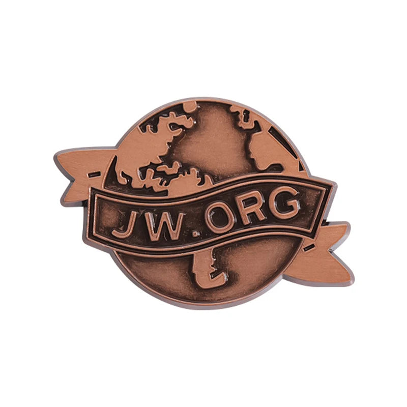 Broche émail ronde couleur cuivre représentant une silhouette du monde et le texte JW.ORG.