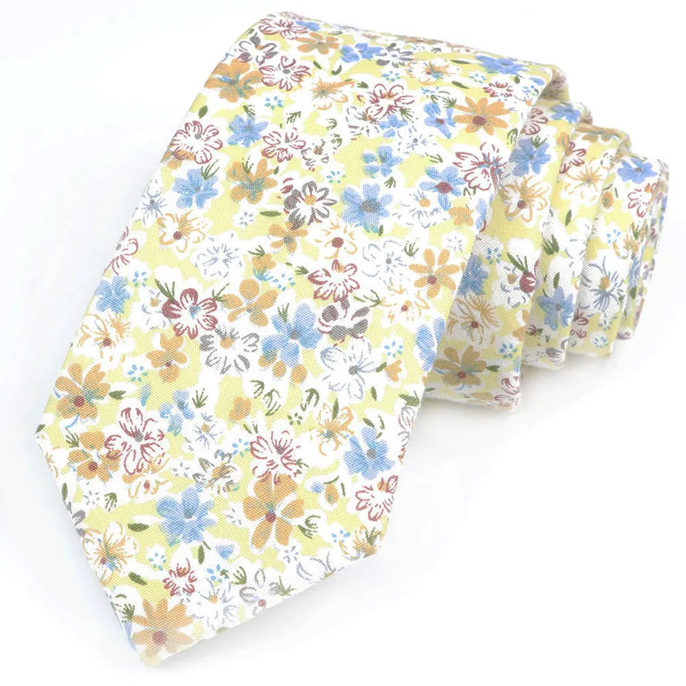 Une pile de nœuds papillon en coton à motifs floraux élégants dans des tons jaune et bleu.