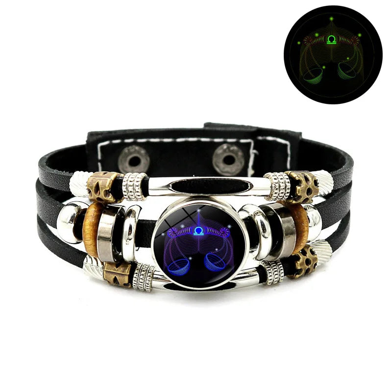 Schwarzes Lederarmband mit silbernen Perlen, Holzakzenten und einer zentralen dunkelblauen holografischen Darstellung.