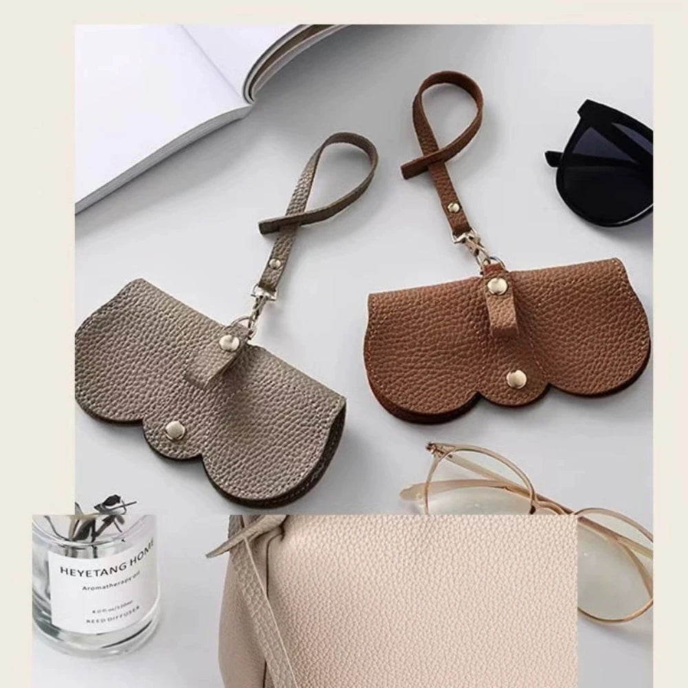 Étui et sac de rangement en cuir PU marron avec une litchi embossée et une sangle en cuir.