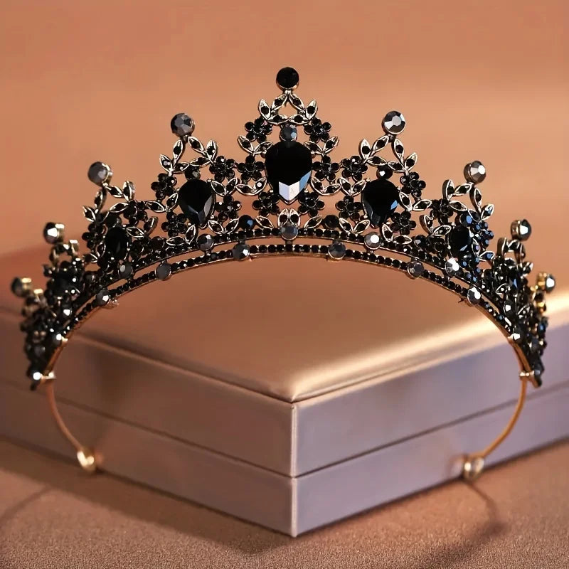 Diadema de cristal barroco negro y plateado para accesorios de peinado nupcial, sobre una caja de luz.