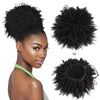 Ein Model präsentiert eine schwarze synthetische Afro-Puff-Chignon-Haarerweiterung in verschiedenen Stilen und Texturen.