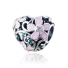 Adorno de corazón plateado con esmalte rosa y centro de diamante claro.