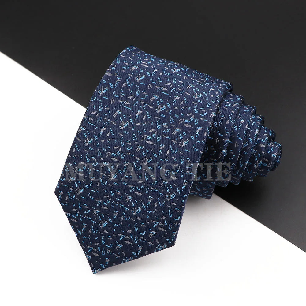 Dunkelblaue Herrenkrawatte mit Blumen-Paisley-Muster, gefaltet und auf weißer Fläche
