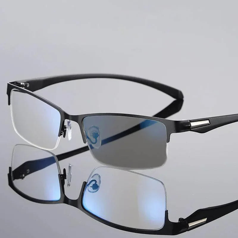 Une paire de lunettes de lecture photochromiques noires avec teinte bleue posée sur un fond blanc.