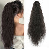 Une femme montre de longues extensions de cheveux noirs bouclés en queue de cheval haute.
