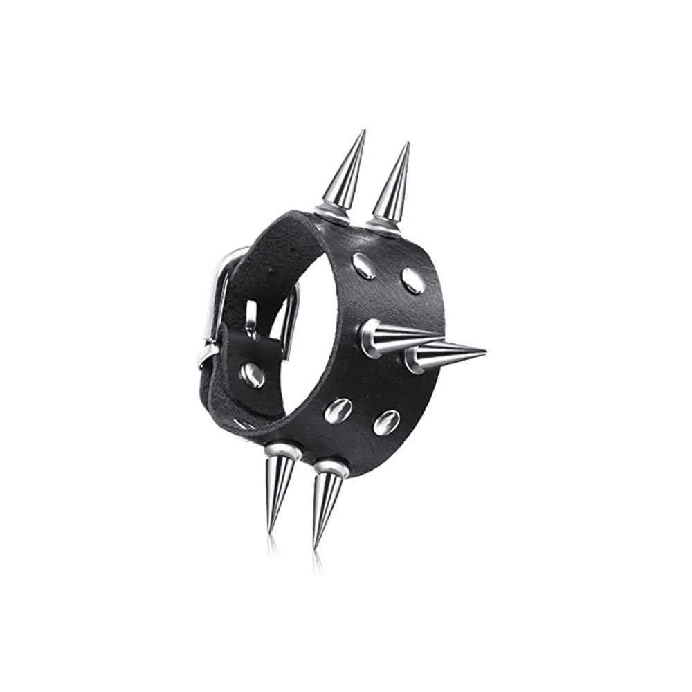 Un ensemble de bracelets de poignet en cuir noir avec des épingles métalliques acérées.
