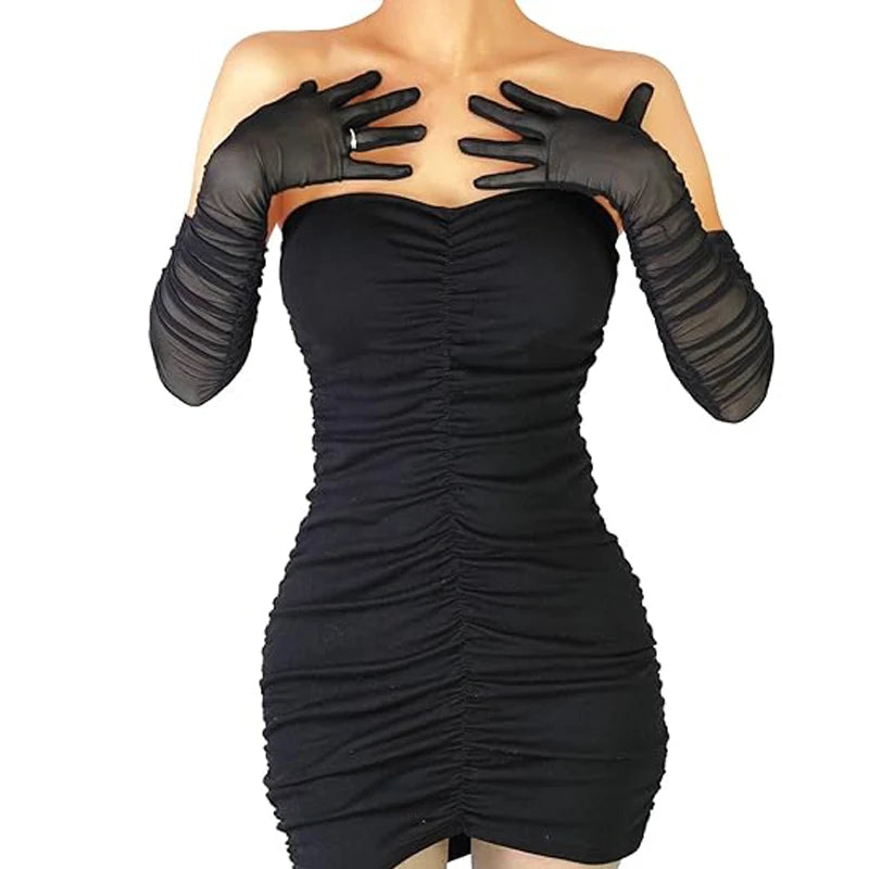 Une femme portant une robe noire sans bretelles et de longues gants de danse opéra transparents.
