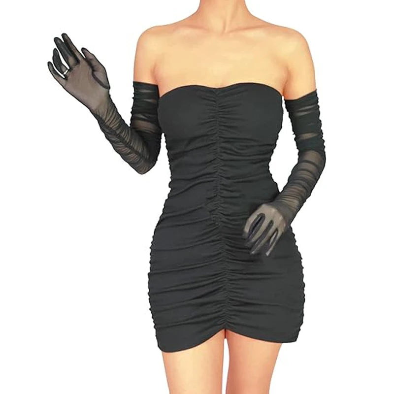 Un modèle portant une robe noire sans bretelles et de longues gants de danse opéra en filet transparent.