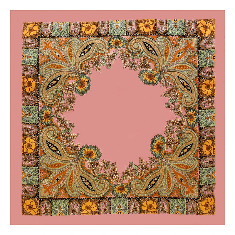 Quadratisches Stoffdesign mit einem verzierten, farbenfrohen Blumenrand um einem rosa Zentrum.