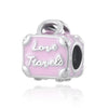 Cuenta de plata con forma de maleta y las palabras 'Love Travels' grabadas