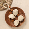 ميدالية موسيقية من قشرة فاكهة مجففة وحبل طبيعي، تعمل بلف اليد.