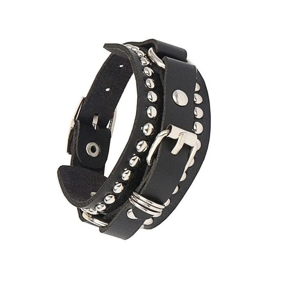 Set de bracelets de cuir noir avec des épingles et des accents argentés