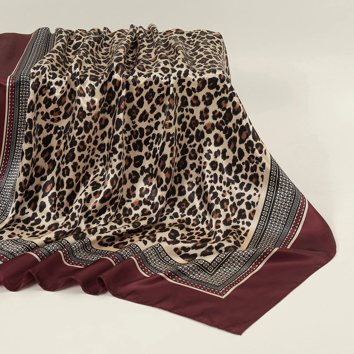 Schlstoffschal mit Leopardenmuster in Braun und Schwarz mit weinroter Borte