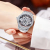 Gros plan d'une montre de luxe en quartz pour femme avec un cadran incrusté de diamants et un bracelet en argent porté au poi