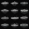 Colección de tiaras y coronas de princesa de cristal de plata exhibidas sobre fondo negro.