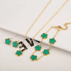 Pulsera de flor con flores de esmalte verde en cadena de oro y acero inoxidable chapado en oro.