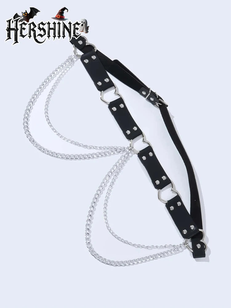 Cinturón de cuero negro con detalles plateados y un broche decorativo.