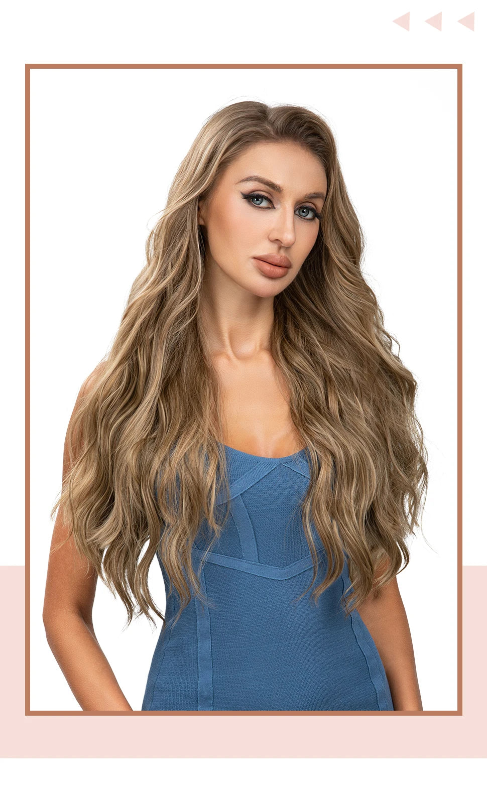 Una mujer modela extensiones de cabello ondulado clip-in de 22 pulgadas en color azul polvoriento.