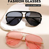 Lunettes de pilot vintage en métal avec accents rose gold et verres roses sur fond clair