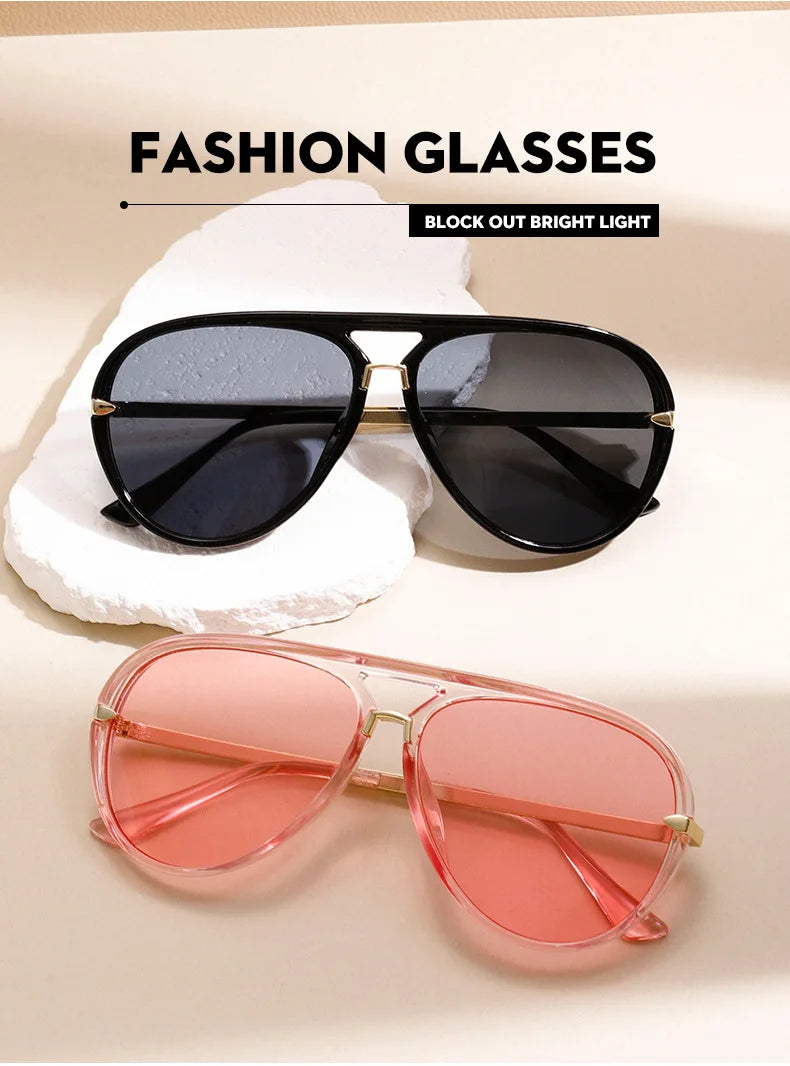 Lunettes de pilot vintage en métal avec accents rose gold et verres roses sur fond clair