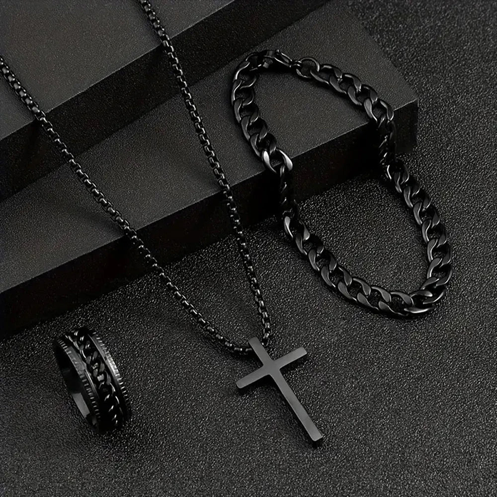 Un ensemble de colliers et bracelets pour hommes en acier inoxydable noir présentés sur une surface sombre.