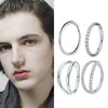 Set aus Edelstahl-CZ-Segment-Ohrringe und Klicker-Nasepiercing-Schmuck neben einem Modell.
