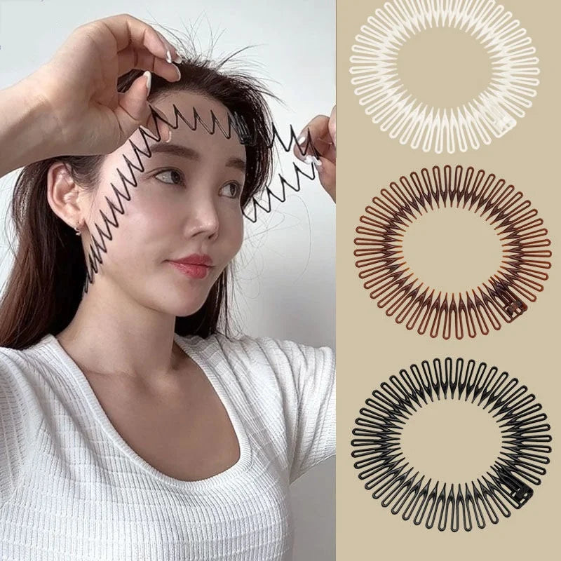 Deux jeux de pinces à cheveux en plastique transparentes, montrés dans les cheveux d'une femme et comme schémas séparés.