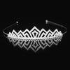 Tiara y corona de princesa de cristal brillante, accesorio para el pelo, reflejándose en una superficie oscura.
