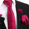 Magenta gestreifte Businesskrawatte und Accessoires vor schwarzem Sakko und weißem Hemd.