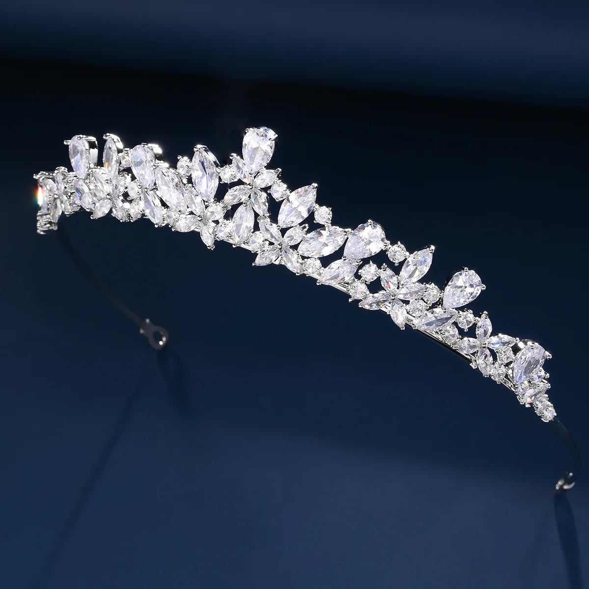 Diadème de mariée en zircon cubique scintillant avec des motifs floraux complexes.