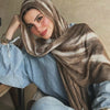 Una mujer vistiendo un elegante pañuelo de hijab de rayas marrón y beige de algodón rayón, cubriendo su cabeza y hombros.