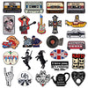 Collection de pins et broches en émail de groupes rétro avec divers thèmes musicaux et logos de groupes.