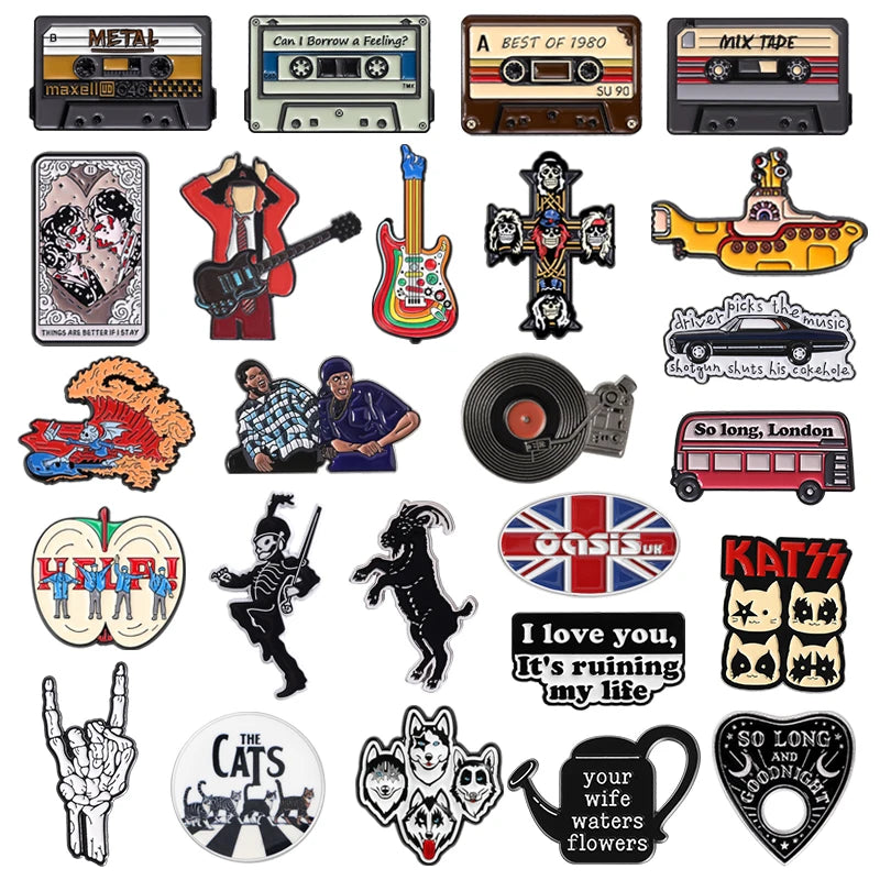 Collection de pins et broches en émail de groupes rétro avec divers thèmes musicaux et logos de groupes.