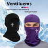 Una balaclava púrpura que cubre toda la cara, usada por un hombre en un entorno exterior nevado.