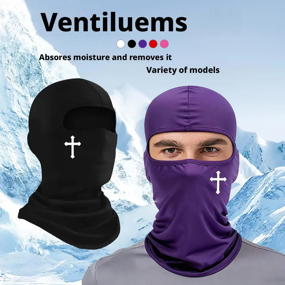Una balaclava púrpura que cubre toda la cara, usada por un hombre en un entorno exterior nevado.