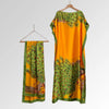 Écharpe cape orange vibrante avec motif dense de papillons floraux et de paons.