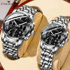 Nahaufnahme einer silbernen Edelstahl-Armbanduhr mit schwarzem Zifferblatt und Metallarmband auf hellem Hintergrund.