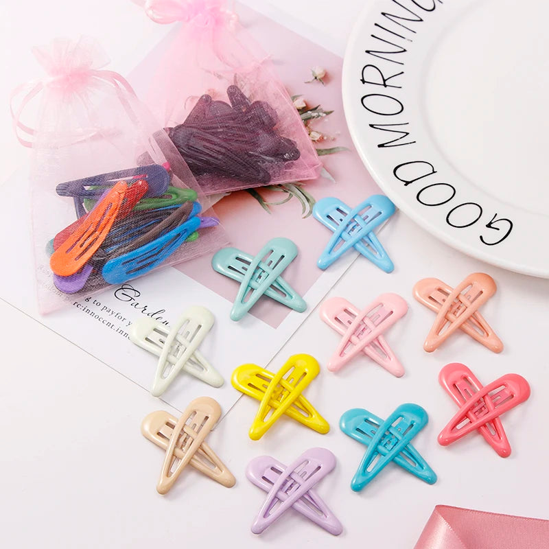 Una colección de pinzas para el cabello de plástico coloridas en varios tonos como rosa, azul, amarillo y morado, expuestas s