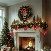 Una exhibición festiva navideña con un adorno y decoraciones de árbol de Navidad en la repisa sobre una chimenea.