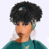 Una mujer vistiendo una peluca afro rizada negra con una diadema estampada y un collar de oro.