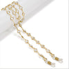 Cadena de cuentas de cristal tono dorado para gafas de mujer, mostrada sobre fondo blanco.