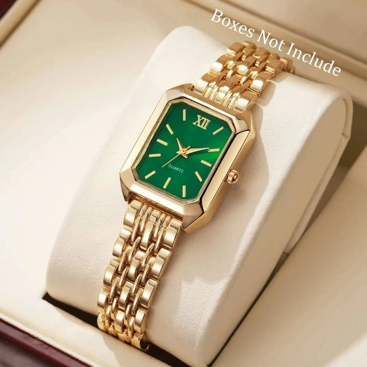 Reloj analógico de cuarzo dorado con esfera verde y eslabones dorados, mostrado en una caja blanca.